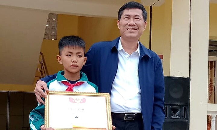 Giám đốc Sở GD&ĐT Nghệ An tặng giấy khen cho nam sinh nhặt được vàng trả người đánh mất