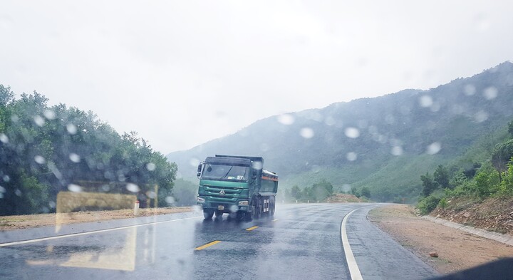 Cục Quản lý đường bộ đề nghị khẩn cấp chặn xe lên cao tốc La Sơn-Túy Loan