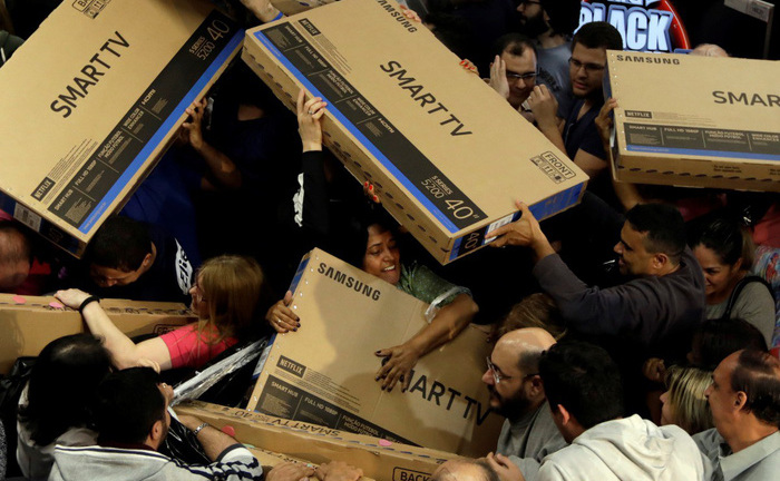 Thế giới 'ngốn' hàng thế nào trong ngày Black Friday?