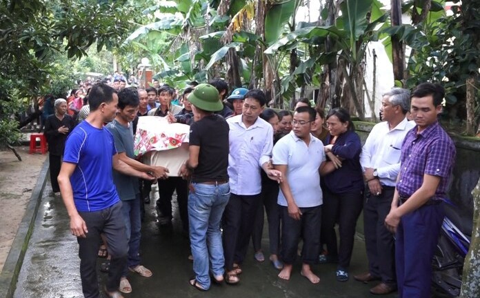 Thi hài 3 nạn nhân Quảng Bình chết trong container ở Anh về đến quê nhà