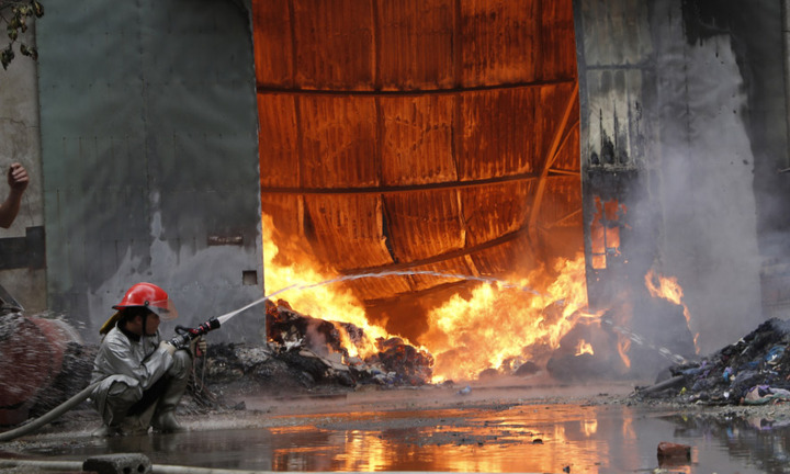 Cảnh chữa cháy kịch tính ở làng ga gối Thường Tín: Đang cứu hỏa thì hết nước