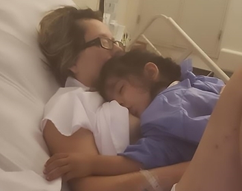 Nghẹn lòng khoảnh khắc người mẹ tỉnh dậy sau hôn mê vén áo cho con bú