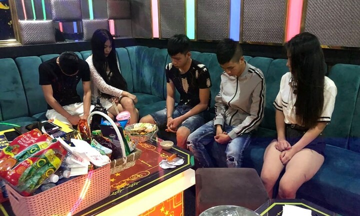 22 nam thanh nữ tú phê ma túy trong quán karaoke Lasvegas