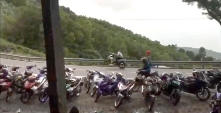 Clip: Lạnh người xem nhóm thanh niên đua xe trái phép trên đèo Hải Vân