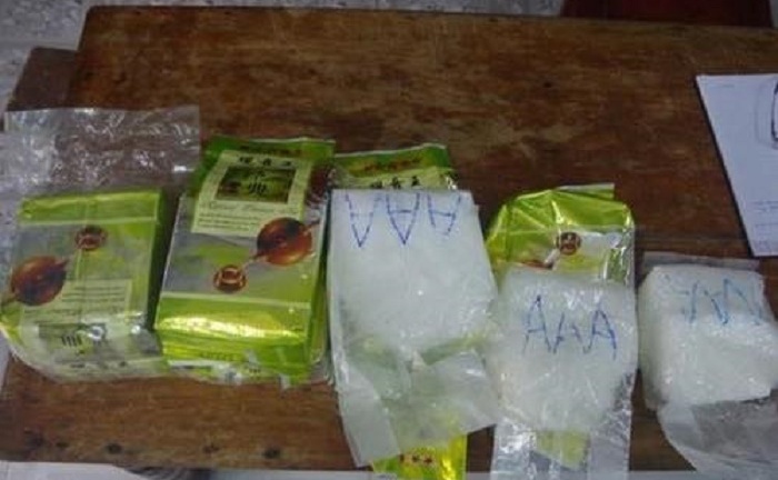 Người lượm ve chai nhặt được 8 gói tinh thể ghi chữ Trung Quốc, nghi là ma túy