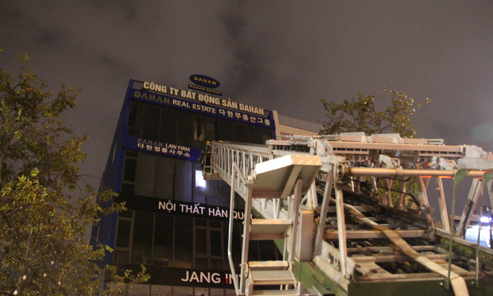 Cứu 6 người mắc kẹt trong ngôi nhà 5 tầng bốc cháy ngùn ngụt ở Đà Nẵng