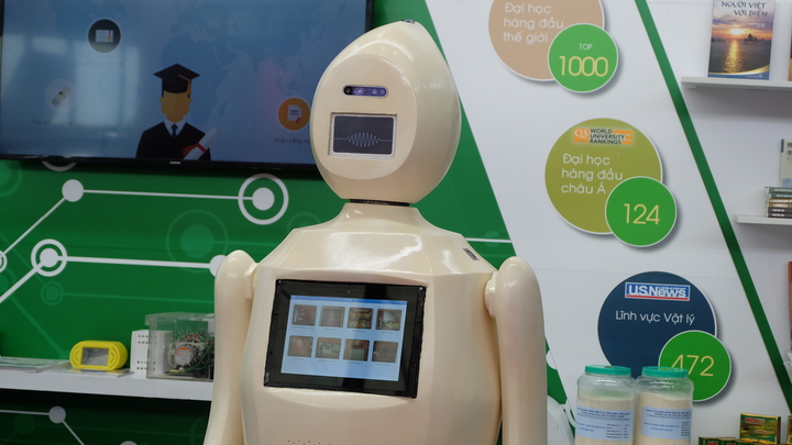 Robot làm hướng dẫn viên do Đại học Quốc gia Hà Nội chế tạo