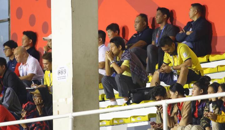 HLV Nishino trầm ngâm lên khán đài xem U22 Việt Nam thắng U22 Singapore