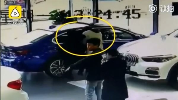 Nam thanh niên cào xước xe BMW trong showroom để bắt bố mua