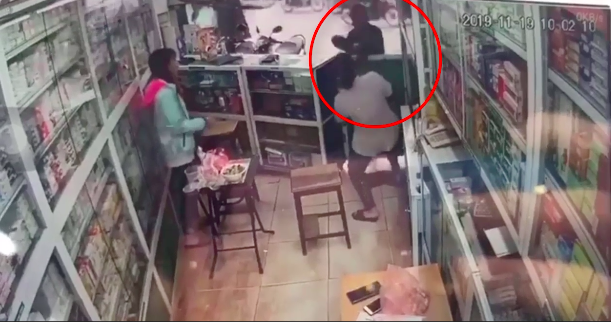 Clip: Xông vào cửa hàng xin tiền bất thành, 'ăn mày mặt đen' vung đĩa đánh người