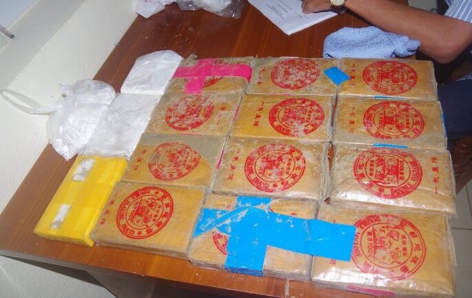 Dân Quảng Nam nộp thêm 1 bánh heroin ghi chữ Trung Quốc dạt vào bãi biển