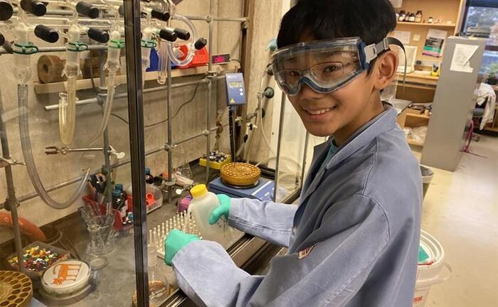 Nhà nghiên cứu hóa học 14 tuổi ở phòng thí nghiệm đại học danh tiếng nước Mỹ