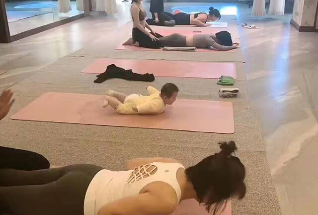 Em bé chưa đầy tuổi gây bão mạng vì màn biểu diễn yoga cực điệu nghệ
