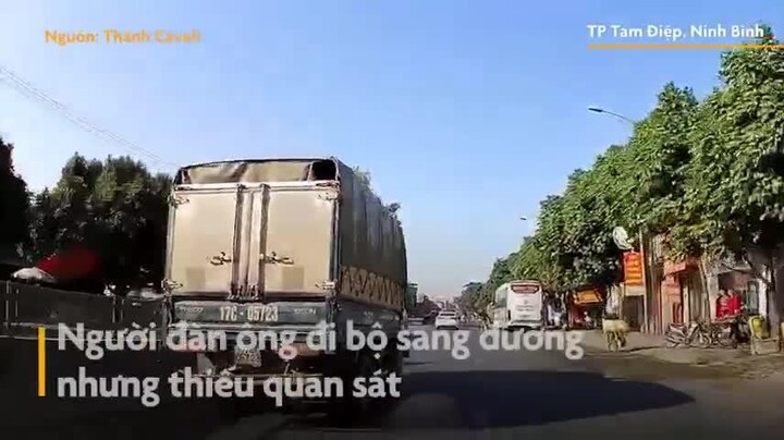 Qua đường không quan sát, một người suýt bị xe tải tông