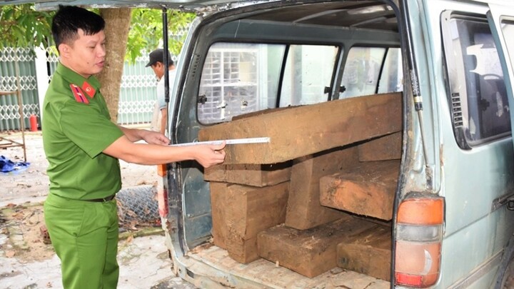 Gặp công an, tài xế bỏ chạy, vứt lại 2 ô tô gỗ lậu