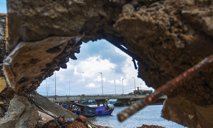 Kè sông 12 tỷ đồng chưa nghiệm thu đã vỡ toang hoác