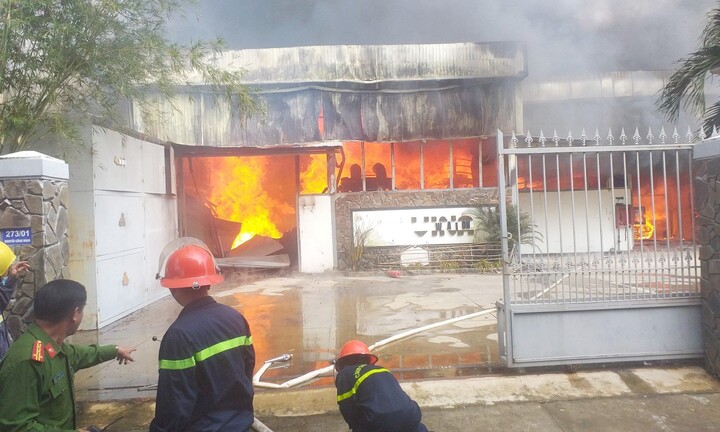 Cháy xưởng gỗ cạnh kho chứa hàng nghìn bình gas ở Đà Nẵng