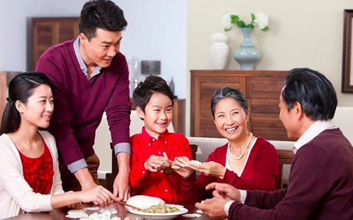 Tôi giấu vợ gửi tiền cho bố mẹ hàng tháng, vừa yên ấm cửa nhà lại được lòng đôi bên