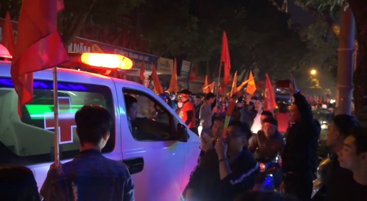 Clip: Xe cứu thương kẹt giữa dòng người ăn mừng ngôi vô địch bóng đá nam SAE Games 30