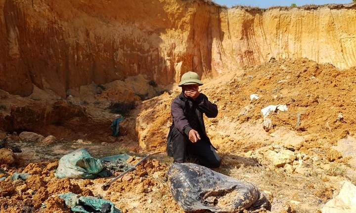 Phát hiện hố bí mật chôn chất lạ hôi thối ở Hà Nội: Chủ tịch huyện Sóc Sơn nói gì?