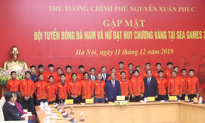 Toàn cảnh Thủ tướng gặp mặt U22 Việt Nam, tuyển bóng đá nữ Việt Nam