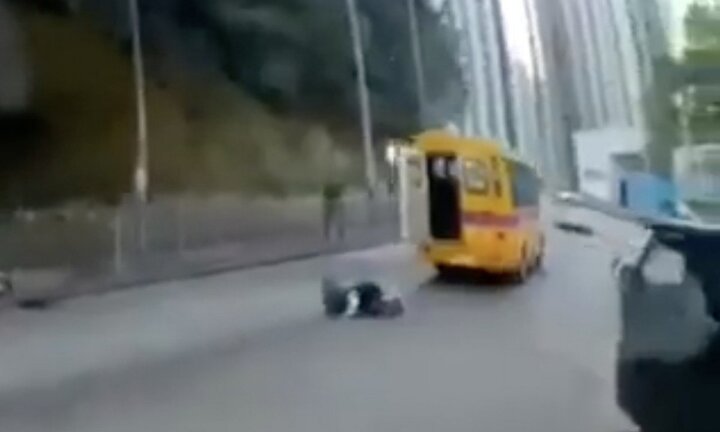 Xe buýt 'đánh rơi' học sinh, suýt gây tai nạn nghiêm trọng