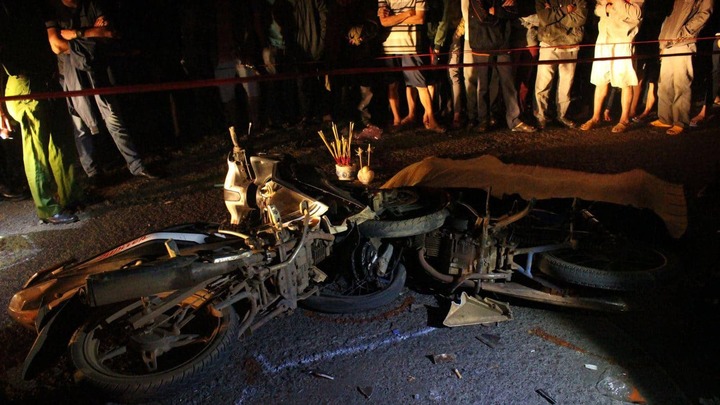 Hai xe máy đấu đầu trong đêm, 3 người thương vong