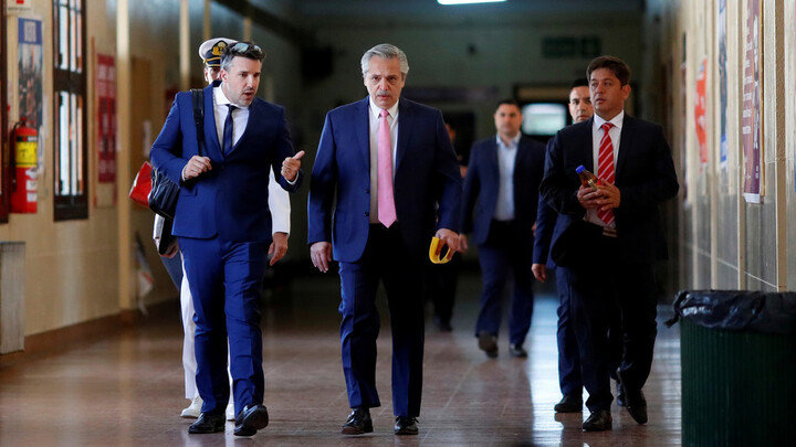 Tổng thống Argentina gây sốt khi đi coi thi đại học