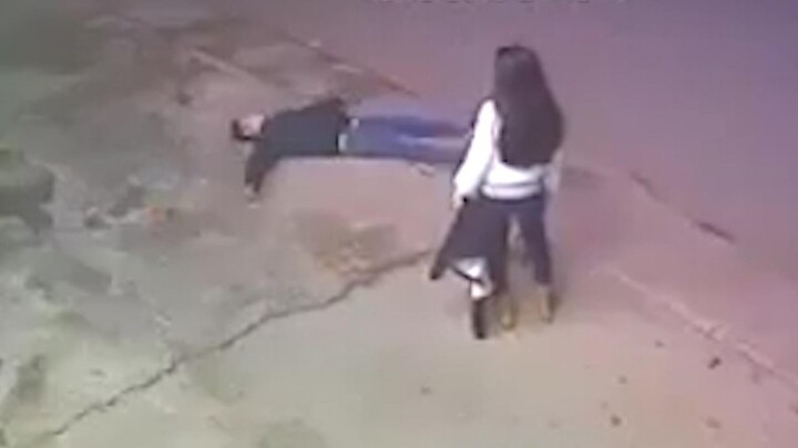 Clip: Chàng trai dùng gạch tự đập vào đầu để níu kéo bạn gái