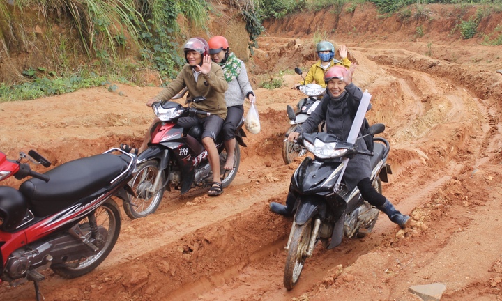 Thầy cô lội bùn lầy, vượt dốc dựng đứng đi 'gieo chữ' giữa đại ngàn Tây Nguyên