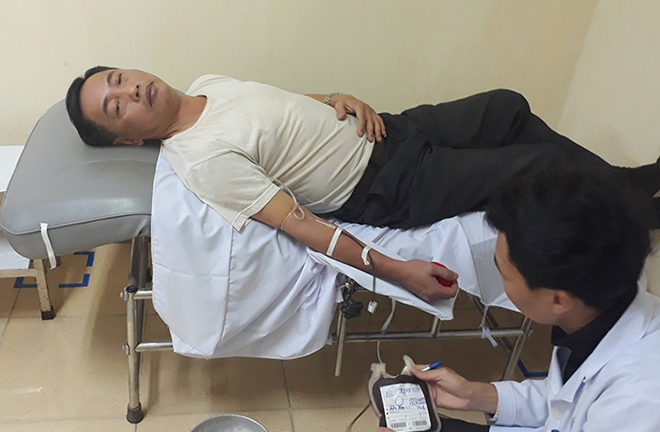 Thầy giáo vượt hơn 30 km lúc nửa đêm hiến máu cực hiếm cứu người