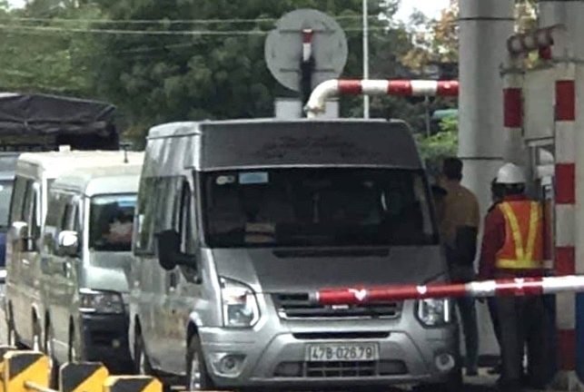 Xe dừng hàng loạt ở BOT Quốc lộ 26 trong ngày đầu thu phí