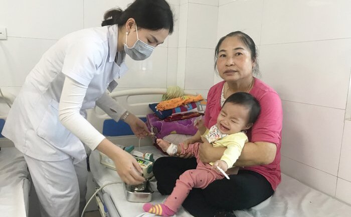 Ảnh: Ô nhiễm không khí kéo dài, bụi mịn tăng cao, người Hà Nội khổ sở đưa nhau nhập viện