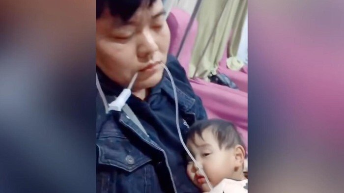 Xúc động hình ảnh cha ngậm dây truyền tĩnh mạch để con gái cảm thấy đỡ lạnh