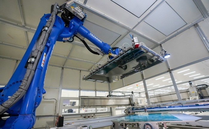 Xem robot sản xuất TV thông minh, điều khiển bằng giọng nói Vsmart