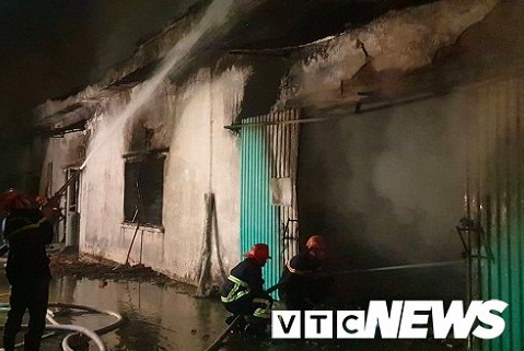 Clip: Hiện trường tan hoang đám cháy kho chứa đế giày 1.700m2 tại Hải Phòng