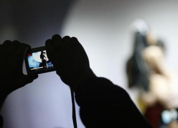 Thiếu nữ bị bắt vì dùng clip nóng tống tiền người tình 70 tuổi