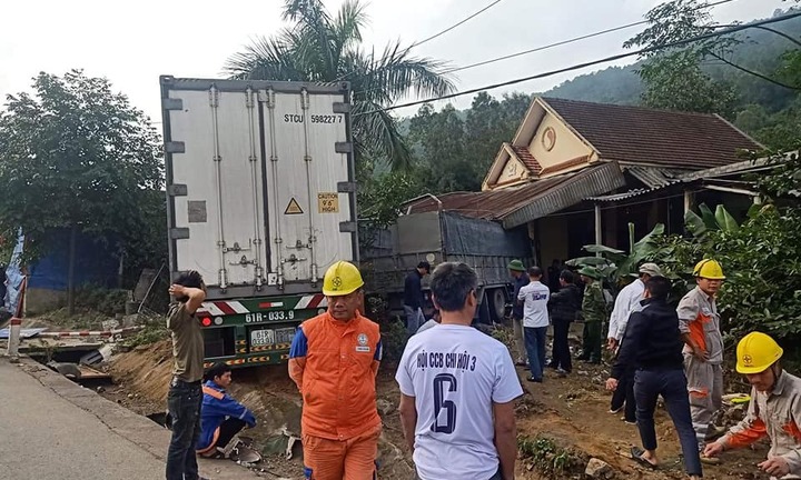 Xe container đâm sập phòng ngủ nhà dân, 4 người thoát chết trong gang tấc