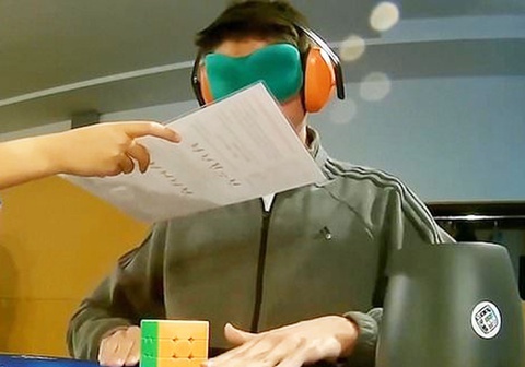 Video: Chàng trai bịt mắt, xoay rubik trong gần 43 giây