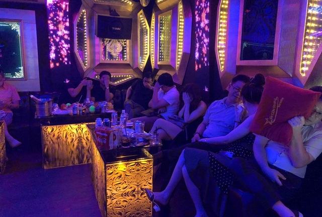 Bị đâm chết vì gửi ảnh đi bia ôm cho vợ bạn