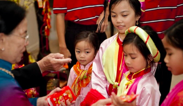 Méo mặt vì thưởng Tết, mẹ chồng tôi mừng tuổi mỗi cháu 2 bịch bỉm