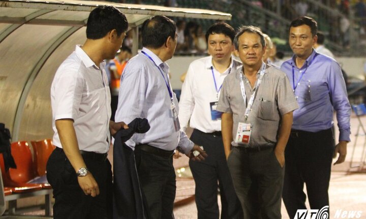 Đừng ngã giá trên tấm lưng đẫm mồ hôi của cầu thủ, các chú, các bác ơi!