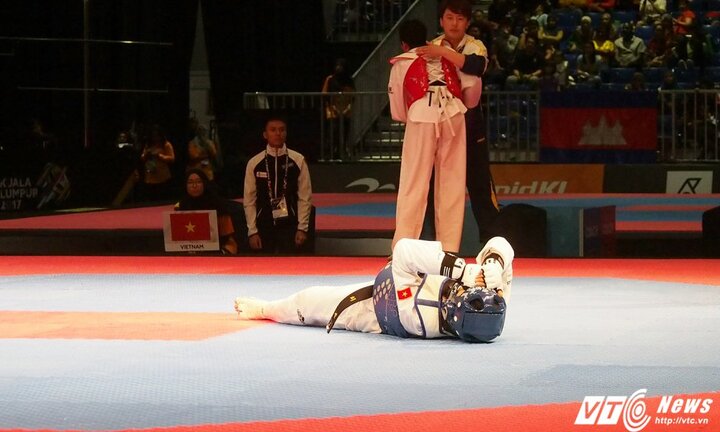 Hụt HCV ở giây cuối, nữ võ sĩ Việt Nam đổ gục trên sàn đấu khóc như mưa