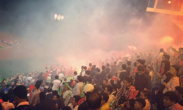 CĐV Việt Nam đốt pháo sáng ở Campuchia, VFF có bị vạ lây?