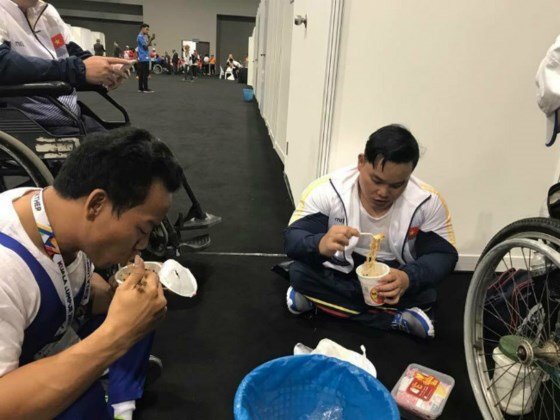 Xúc động hình ảnh VĐV khuyết tật Việt Nam ăn mỳ tôm, vô địch Para Games