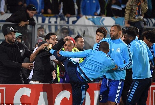 Video: Bắt chước Cantona, Evra đạp giữa đầu CĐV đội nhà
