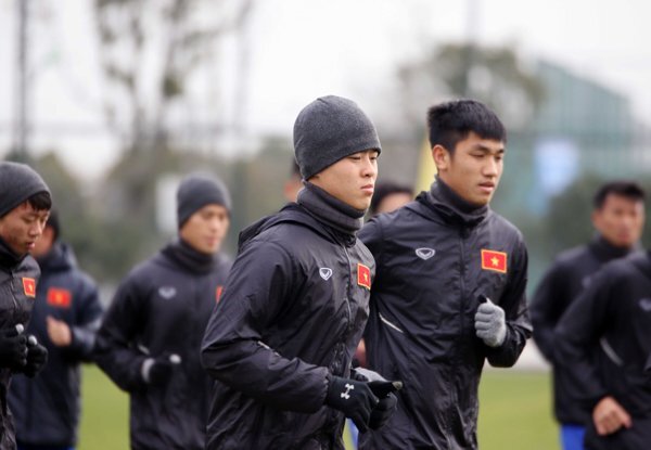 U23 Việt Nam tập kín, đội mũ trùm khăn chống giá rét ở Trung Quốc