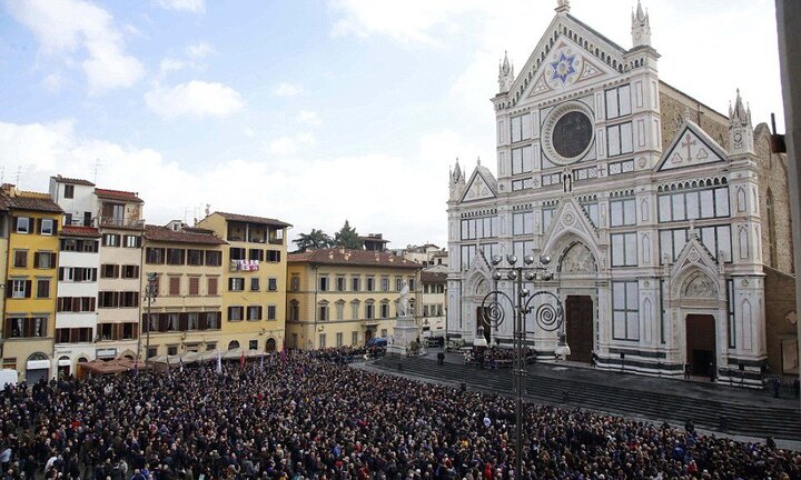 Xúc động hình ảnh sao bóng đá cùng hàng ngàn người hâm mộ đưa tang hậu vệ Italia