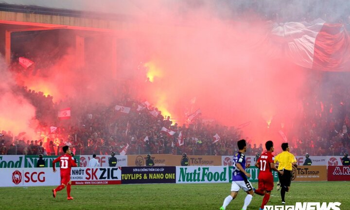 CĐV Hải Phòng tố fan đội khác trà trộn đốt pháo sáng