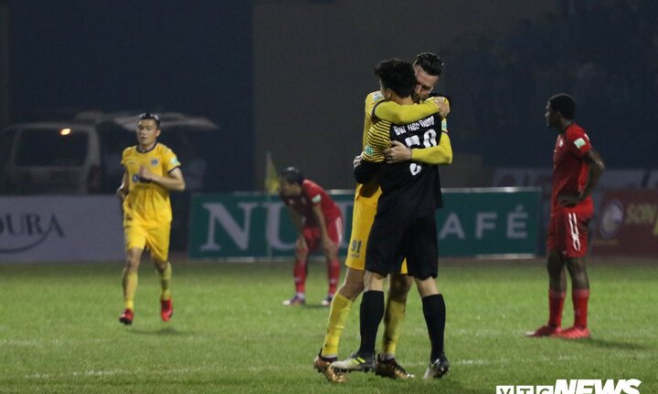 Bùi Tiến Dũng kiến tạo bàn thắng, FLC Thanh Hóa bắt đội bóng của chủ tịch Công Vinh ôm hận